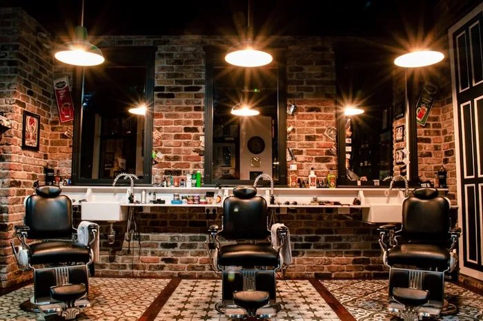 Interior de una barbería con sillones clásicos