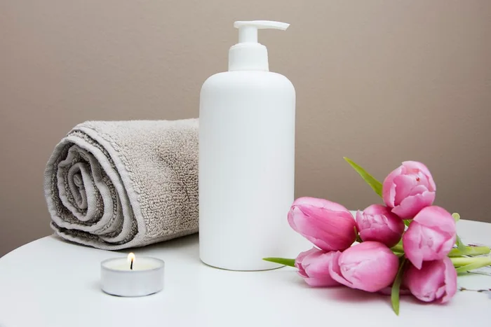 Productos de spa con toalla, jabón y tulipanes