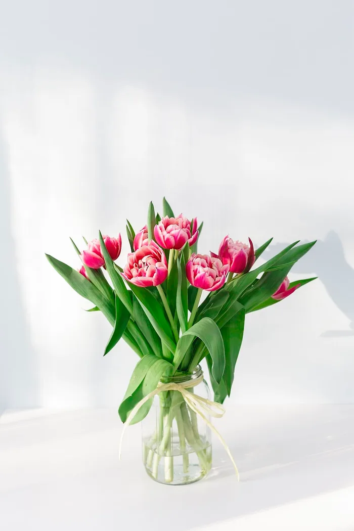 Jarrón con tulipanes rosas