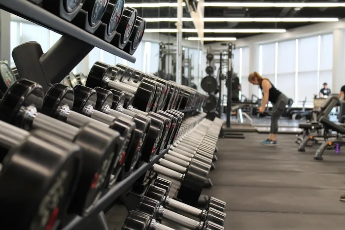 Rack de mancuernas en un gimnasio