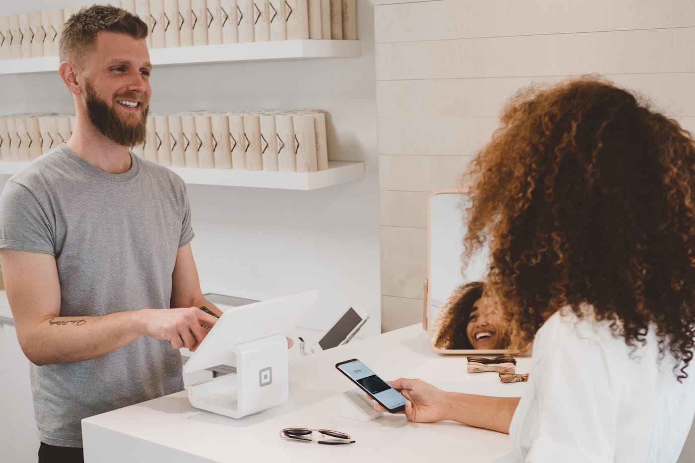 Cliente escaneando un ticket con su móvil en un comercio local