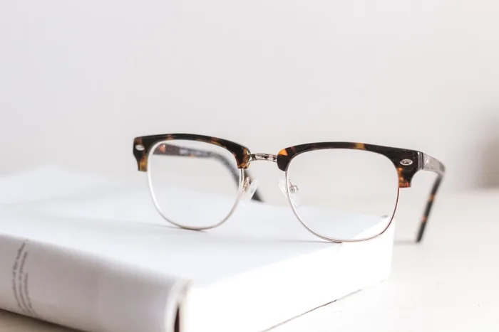 Par de gafas sobre un libro blanco