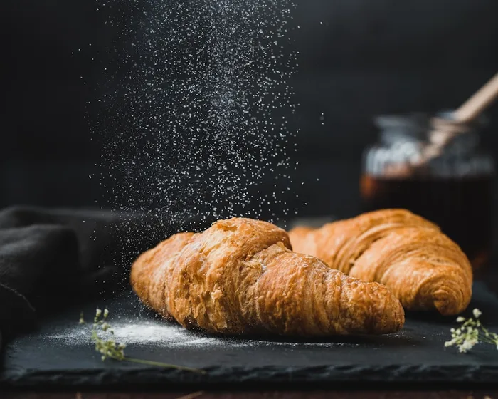 Croissants recién horneados con azúcar espolvoreado
