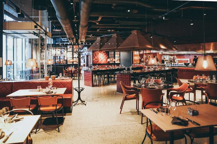 Interior de un restaurante con mesas preparadas